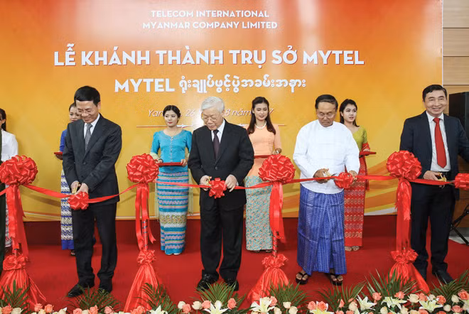 Tổng Bí thư Nguyễn Phú Trọng cùng các quan chức Chính phủ Việt Nam và Myanmar cắt băng khánh thành trụ sở MyTel. Ảnh: TTXVN. Tổng Bí thư Nguyễn Phú Trọng cùng các quan chức Chính phủ Việt Nam và Myanmar cắt băng khánh thành trụ sở MyTel. Ảnh: TTXVN.