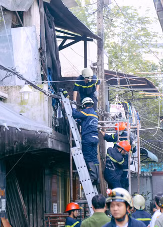 Căn nhà cháy có lối thoát hiểm bị bịt kín, cảnh sát PCCC phải chuyển thi thể 3 mẹ con chị Liễu ra ngoài bằng đường ban công.