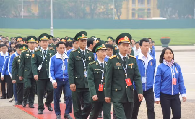 1.000 đại biểu về dự Đại hội Đoàn toàn quốc lần thứ XI kính cẩn báo công với Bác tại Quảng trường Ba Đình.