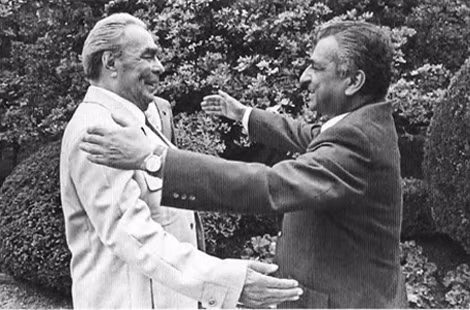 Tổng Bí thư Liên Xô Leonid chào đón Babrak Karmal, người lên làm Tổng thống Afghanistan sau khi Amin bị lật đổ.