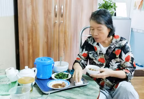 Bữa cơm trưa của bà tại nơi đang sống.