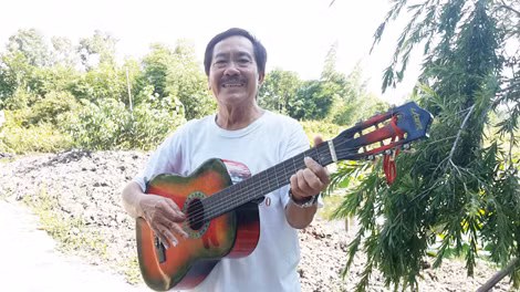 Nhạc sĩ Tô Thanh Tùng vui thú điền viên ở nhà vườn Bến Cát, Bình Dương.