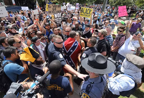 Cảnh sát ngăn chặn một cuộc tập trung của các thành viên 3K tại Charlottesville, tiểu bang Virginia.