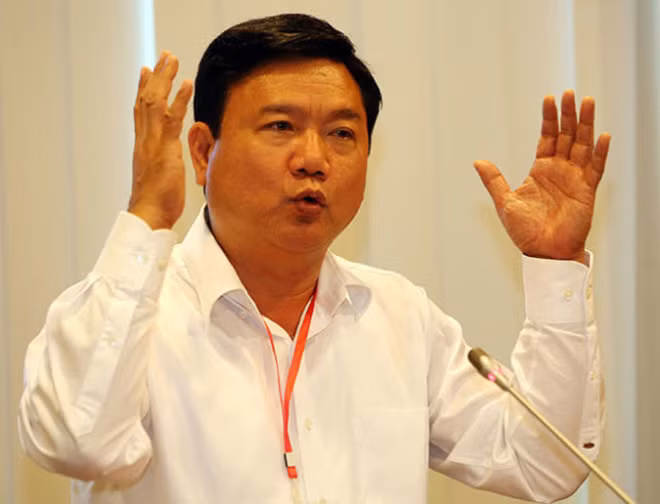 Thời gian ngắn sau khi giữ chức vụ, ông Đinh La Thăng cho lập đường dây nóng tiếp nhận thông tin của người dân TP HCM. Các thông tin được tiếp nhận, tổng hợp báo cáo ông xử lý. Và chỉ trong vòng 43 tiếng đã có 1.200 cuộc gọi, hơn 800 tin nhắn qua đường dây nóng này phản ánh về lĩnh vực quản lý đô thị (nhất là về ùn tắc giao thông, ngập nước, ô nhiễm môi trường), an ninh trật tự, cải cách hành chính, khiếu nại tố cáo…)