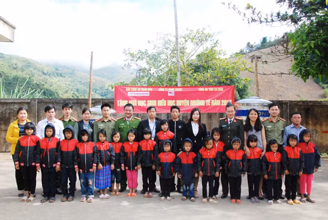 Đại diện Báo CAND; Công ty Home Credit và Phòng Tổ chức cán bộ Công an tỉnh Lai Châu tặng quà các em học sinh hiếu học Trường PTDTBT Tiểu học Bum Tở.