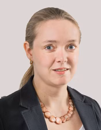 Nữ giáo sư Angelika Peer.