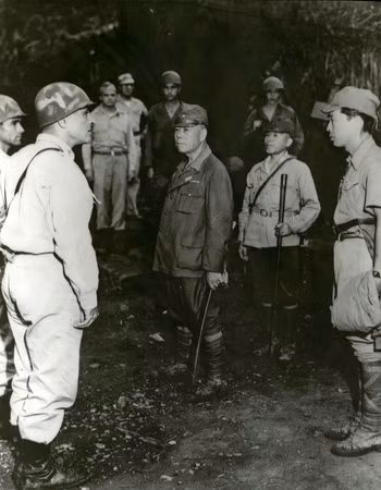 Tướng Tomoyuki Yamashita đầu hàng quân đồng minh. Tướng Tomoyuki Yamashita đầu hàng quân đồng minh.