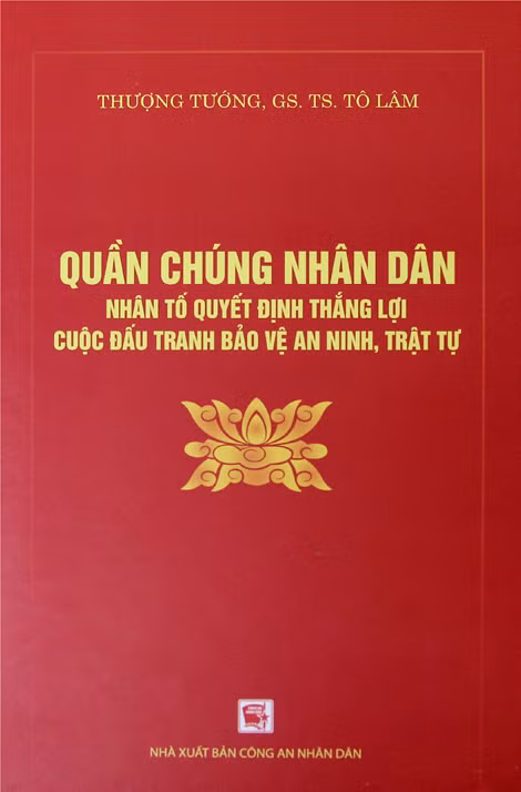 Bìa cuốn “Quần chúng nhân dân - nhân tố quyết định thắng lợi cuộc đấu tranh bảo vệ an ninh, trật tự” của Bộ trưởng Tô Lâm.