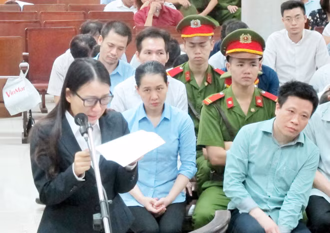 Bị cáo Tứ vừa khóc, vừa thanh minh cho mình.