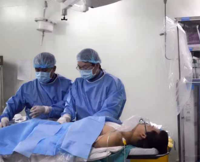 Các BS đang can thiệp lấy huyết khối mạch máu não cho bệnh nhân T.. Các BS đang can thiệp lấy huyết khối mạch máu não cho bệnh nhân T..