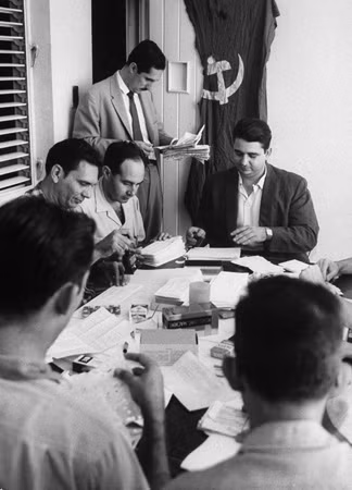 Antonio Veciana (đứng) trong cuộc họp với thành viên nhóm chống Fidel Castro Alpha-66, ngày 1-10-1962. Antonio Veciana (đứng) trong cuộc họp với thành viên nhóm chống Fidel Castro Alpha-66, ngày 1-10-1962.