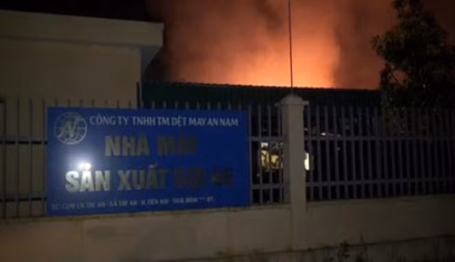 Ngọn lửa bùng phát tại khu vực nhà kho của Nhà máy sản xuất sợi OE.