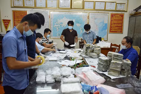 Lực lượng chức năng kiểm tra tang vật thu giữ trong một vụ án ma túy. Lực lượng chức năng kiểm tra tang vật thu giữ trong một vụ án ma túy.
