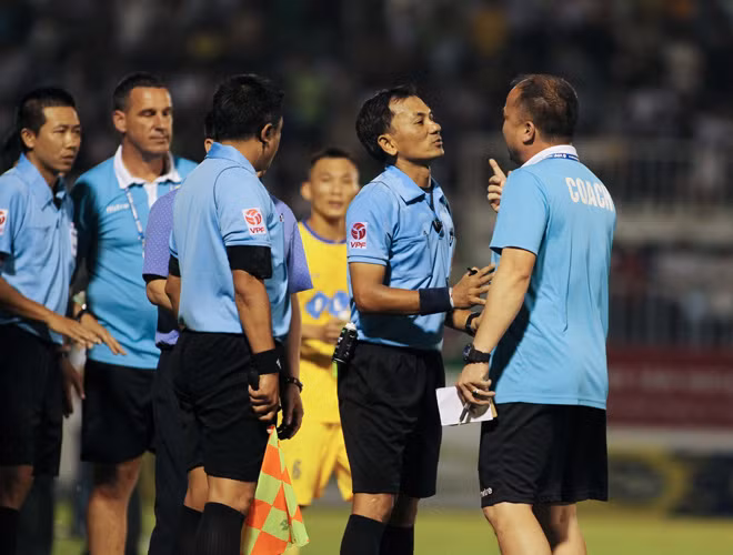 V.League càng ngày càng loạn, thế mà Thường trực VFF vẫn lặng im. V.League càng ngày càng loạn, thế mà Thường trực VFF vẫn lặng im.