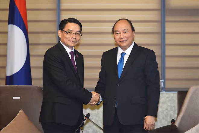 Thủ tướng Nguyễn Xuân Phúc và Chủ tịch Hội Hữu nghị Lào-Việt Nam Vilayvong Butdakham. Ảnh: VGP/Quang Hiếu.