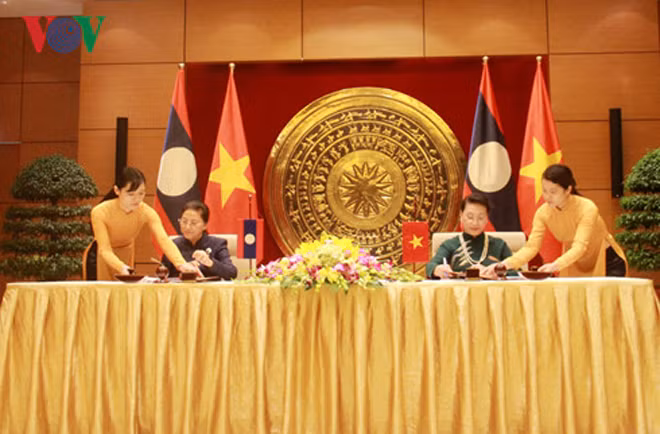 Chủ tịch Quốc hội Nguyễn Thị Kim Ngân và Chủ tịch Quốc hội Pany Yathotou thay mặt Quốc hội Việt Nam và Quốc hội Lào đã ký Thỏa thuận hợp tác hai Quốc hội giai đoạn 2017- 2021.