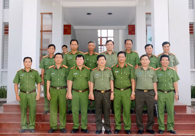 Thứ trưởng Nguyễn Văn Sơn, cùng đoàn công tác và Ban Giám thị Trại giam Kênh 7.