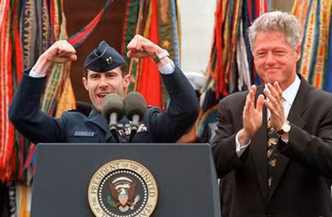 Cựu Tổng thống Mỹ Bill Clinton trong buổi lễ vinh danh O'Grady.