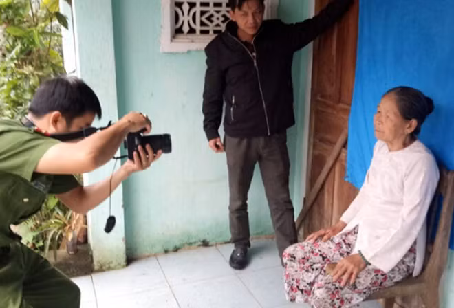 Công an huyện Bắc Trà My về vùng sâu, vùng xa làm CMND cho công dân.
