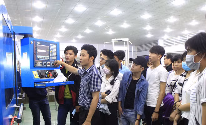 Làm sao để thu hút được học sinh giỏi vào sư phạm đang là một câu hỏi cần giải đáp. Ảnh minh họa: Thúy Hằng. Làm sao để thu hút được học sinh giỏi vào sư phạm đang là một câu hỏi cần giải đáp. Ảnh minh họa: Thúy Hằng.