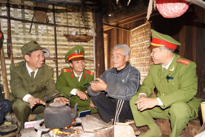 Cán bộ, chiến sỹ Công an huyện Đà Bắc tâm tình với già làng.