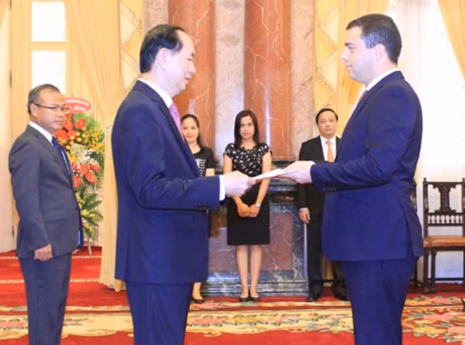 Chủ tịch nước Trần Đại Quang nhận Quốc thư từ Đại sứ Israel Nadap Eshka. Ảnh: VOV.