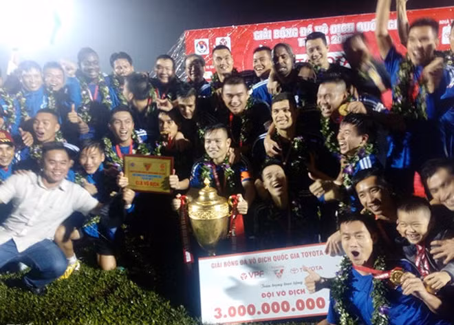 Các cầu thủ Quảng Nam nhận chức vô địch V.League 2017 trên sân nhà Tam Kỳ. Ảnh: Đ.Nguyễn.