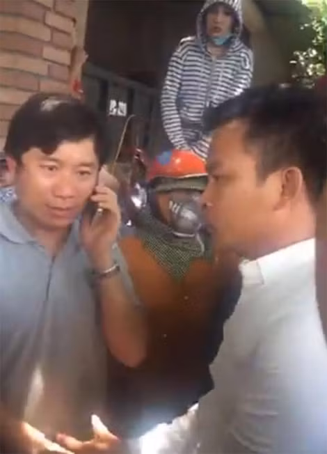 Linh mục Nguyễn Đình Thục điện thoại cho người dân kích động tham gia gây rối.