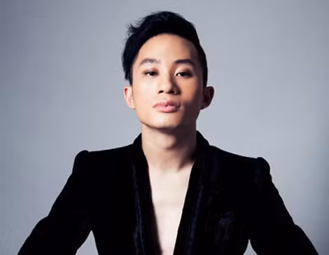 Tùng Dương - gương mặt trở thành tâm điểm chỉ trích của các "tín đồ" bolero thời gian qua. Tùng Dương - gương mặt trở thành tâm điểm chỉ trích của các "tín đồ" bolero thời gian qua.