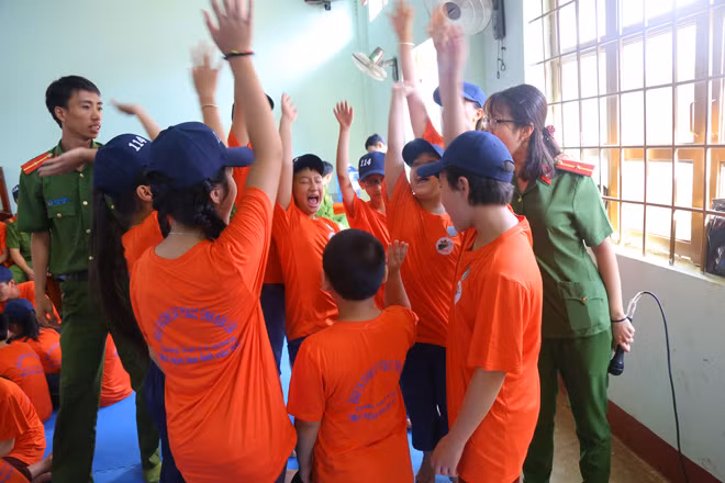 Các em học sinh hào hứng sinh hoạt nhóm.