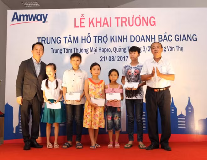 Trao học bổng cho các cháu học sinh. Trao học bổng cho các cháu học sinh.