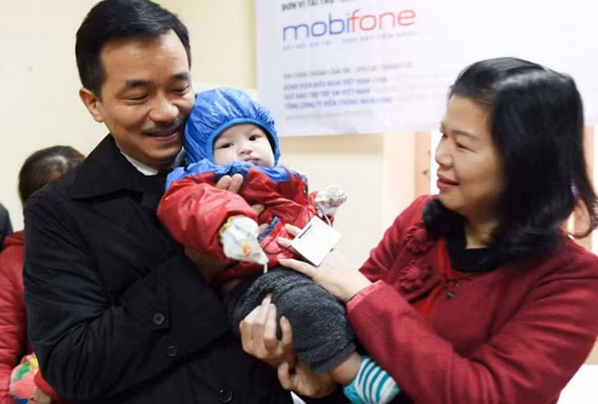 Đồng hành cùng Operation Smile 9 năm qua, góp phần mang lại nụ cười tròn cho hàng nghìn em bé thiếu may mắn, với MobiFone không chỉ là niềm vui mà còn là trách nhiệm thiêng liêng. Ông Nguyễn Mạnh Hùng - Phó tổng giám đốc MobiFone cho biết nhà mạng này cam kết sẽ tiếp tục đồng hành cùng chương trình và quỹ Bảo trợ Trẻ em Việt Nam trong nhiều năm tới. Đồng hành cùng Operation Smile 9 năm qua, góp phần mang lại nụ cười tròn cho hàng nghìn em bé thiếu may mắn, với MobiFone không chỉ là niềm vui mà còn là trách nhiệm thiêng liêng. Ông Nguyễn Mạnh Hùng - Phó tổng giám đốc MobiFone cho biết nhà mạng này cam kết sẽ tiếp tục đồng hành cùng chương trình và quỹ Bảo trợ Trẻ em Việt Nam trong nhiều năm tới.