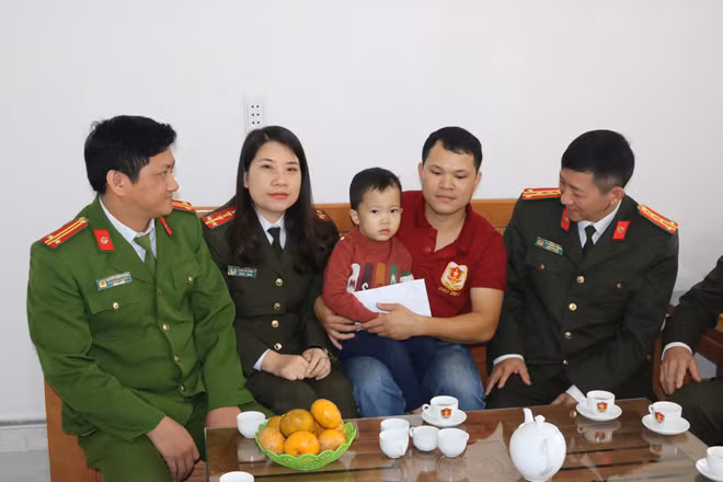 Đại diện Báo CAND cùng Công an tỉnh Bắc Kạn trao hơn 80 triệu đồng cho gia đình Thượng úy Hà Quang Chính.