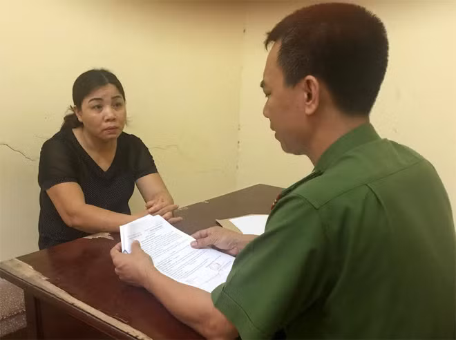 Hai đối tượng làm giả giấy tờ đang bị Cơ quan Công an lấy lời khai.