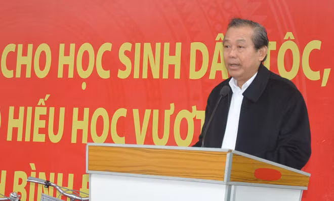 Phó Thủ tướng Trương Hòa Bình phát biểu tại lễ trao tặng xe đạp và đồ dùng học tập.