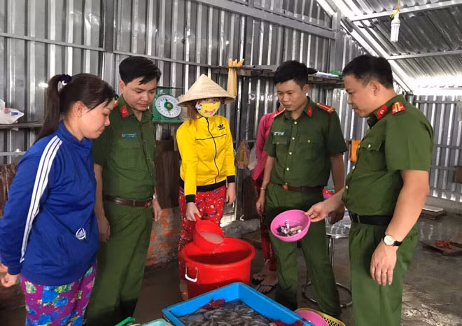 Cảnh sát phòng, chống tội phạm về môi trường xử lý vụ bơm tạp chất vào tôm tại một cơ sở chế biến tôm ở tỉnh Bạc Liêu. Cảnh sát phòng, chống tội phạm về môi trường xử lý vụ bơm tạp chất vào tôm tại một cơ sở chế biến tôm ở tỉnh Bạc Liêu.
