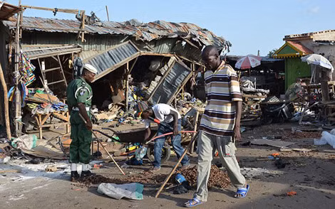 Hiện trường vụ đánh bom tự sát ở chợ Maiduguri mà thủ phạm là một thiếu nữ 14 tuổi. Hiện trường vụ đánh bom tự sát ở chợ Maiduguri mà thủ phạm là một thiếu nữ 14 tuổi.