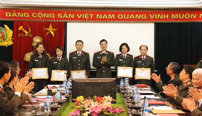 Thiếu tướng Phạm Văn Miên, Tổng Biên tập Báo CAND trao danh hiệu “Chiến sỹ thi đua cơ sở” tặng các cá nhân.