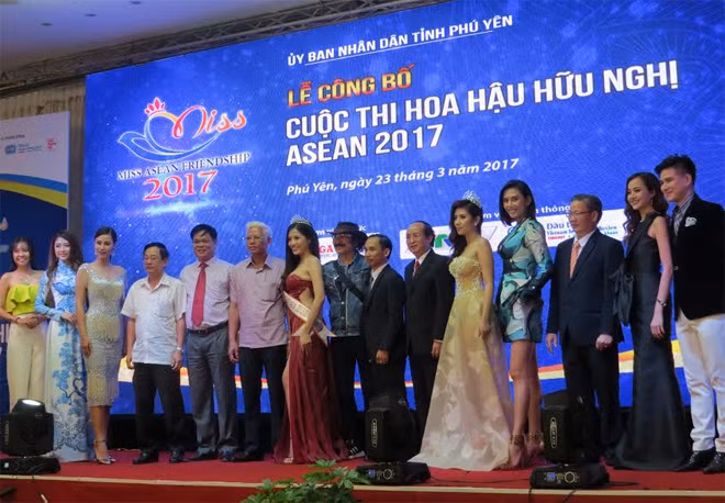 Những người đẹp Việt Nam chụp ảnh lưu niệm với Ban tổ chức cuộc thi Hoa hậu hữu nghị ASEAN 2017. Những người đẹp Việt Nam chụp ảnh lưu niệm với Ban tổ chức cuộc thi Hoa hậu hữu nghị ASEAN 2017.