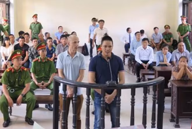 Bị cáo Phương (bên phải) và bị cáo Thuận tại phiên xử.
