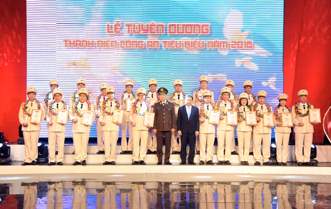 Bộ trưởng Tô Lâm và đồng chí Nguyễn Mạnh Dũng, Bí thư Thường trực Trung ương Đoàn TNCS Hồ Chí Minh cùng hai mươi gương mặt thanh niên Công an tiêu biểu năm 2016.