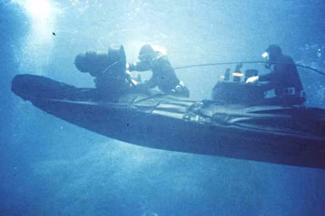 Biệt kích SEAL cùng chiếc SDV ra khỏi tàu ngầm Grayback để tiến vào "hòn đảo nhỏ". Biệt kích SEAL cùng chiếc SDV ra khỏi tàu ngầm Grayback để tiến vào "hòn đảo nhỏ".