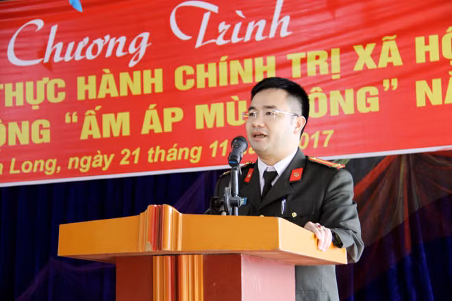 Trung tá Hà Đức Thuấn - Giám đốc trung tâm huấn luyện và bồi dưỡng nghiệp vụ Công an tỉnh phát biểu tại buổi tuyên truyền và trao quà tại xã Pha Long.
