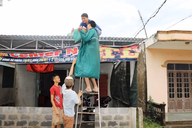 Người dân chằng chéo nhà cửa phòng chống bão số 10.