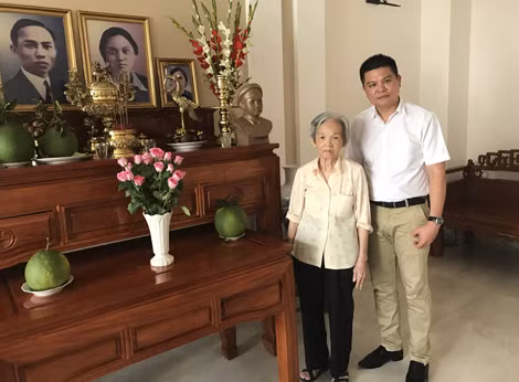 Bà Lê Nguyễn Hồng Minh bên bàn thờ cha mẹ - cố Tổng bí thư Lê Hồng Phong và nhà yêu nước Nguyễn Thị Minh Khai.