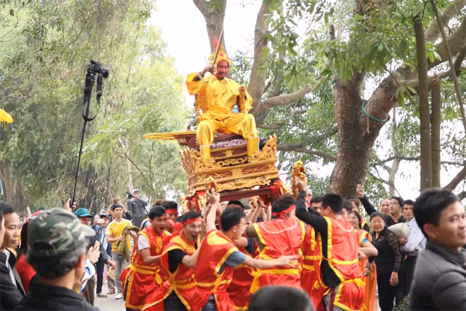 Cụ chúa nhiều khi bị chếnh choáng bởi những màn quay kiệu đầy khí thế của trai đinh trong họ.