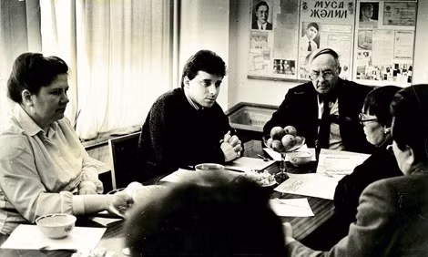 Christopher Steele (ngồi thứ hai bên trái) vào đầu năm 1991, khi còn công tác ở Moscow.