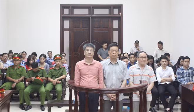 Ba bị cáo: Trần Văn Liêm (giữa), Giang Kim Đạt (trái) và Trần Văn Khương nghe Toà tuyên án.