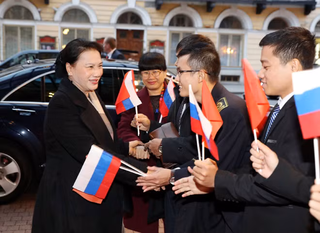 Đại diện cộng đồng người Việt Nam, các nghiên cứu sinh, học sinh... đón Chủ tịch Quốc hội Nguyễn Thị Kim Ngân tại thành phố Saint Peteburg. Ảnh: TTXVN.