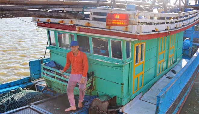 Thuyền trưởng Huỳnh Tấn Quý trên tàu đánh cá PY-91026 TS đã câu được con cá ngừ vây xanh quý hiếm.